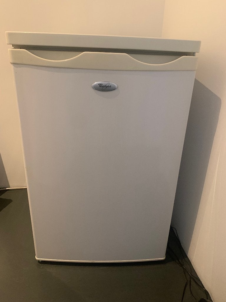 Frigo de table avec compartiment congélateur WHIRLPOOL, Avec compartiment congélateur, 85 à 120 cm, Enlèvement, Utilisé