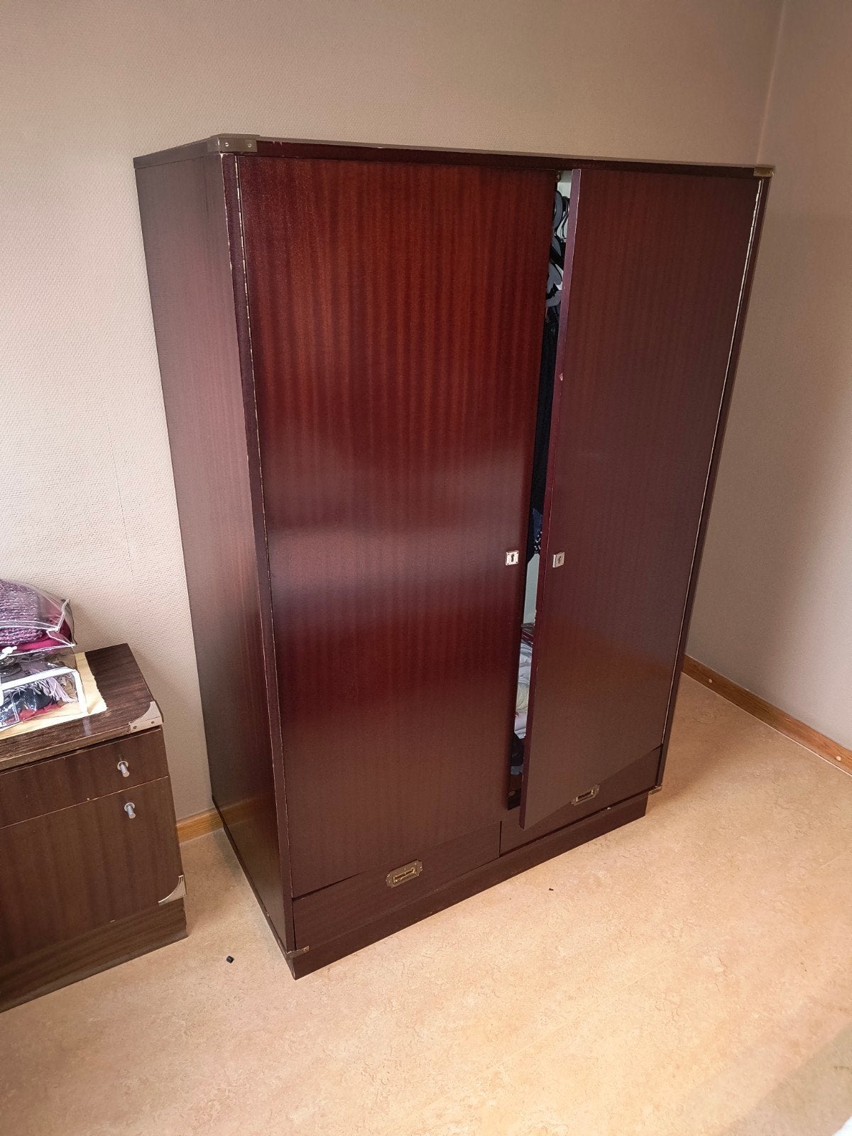Vintage houten kledingkast met 2 deuren en laden, Ophalen, Met plank(en)