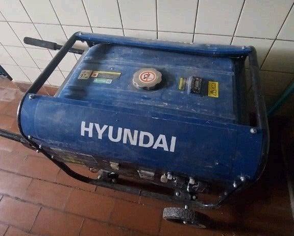Stroomgroep Hyundai, Doe-het-zelf en Bouw, Ophalen, Zo goed als nieuw, Benzine