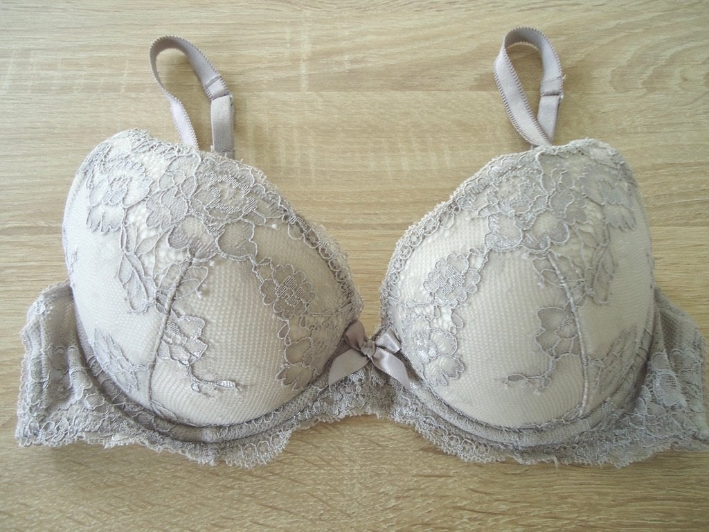 Soutien-gorge gris perle, Envoi, Soutien-gorge