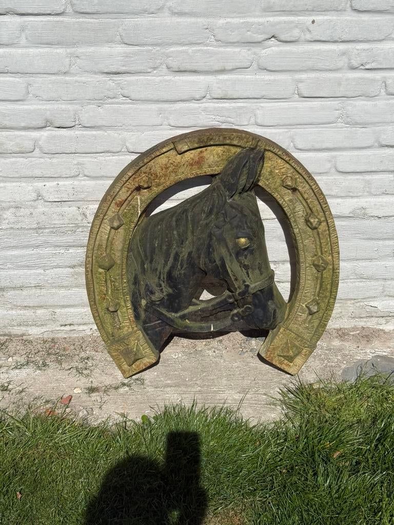 Antieke ornamenten paardenhoofd, Ophalen