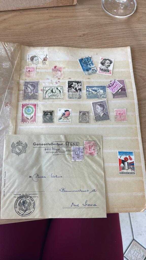 Set oude postzegels, Ophalen