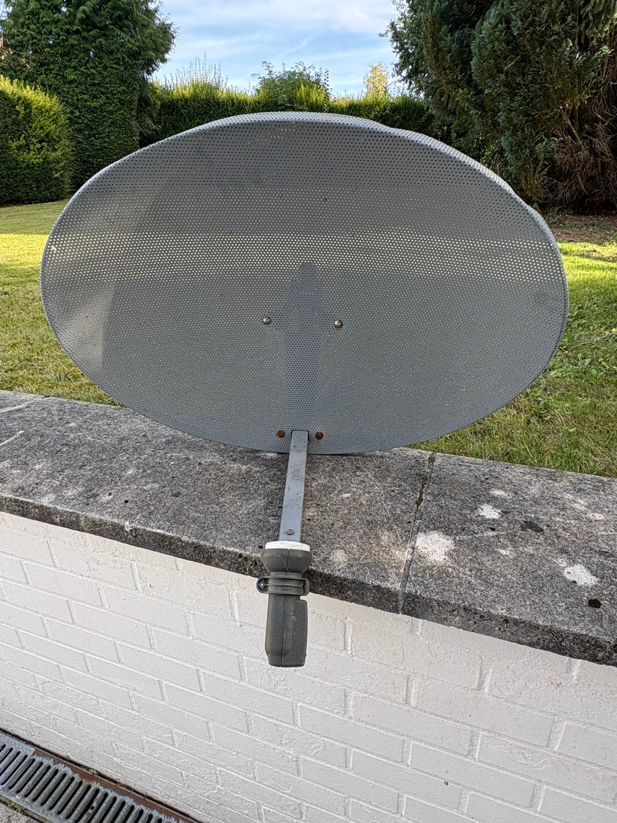 Satellite dish with Thomson 4 channel LNB, TV, Hi-fi & Vidéo, Antennes paroboliques, Enlèvement, Comme neuf