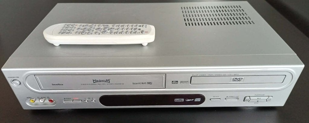 Magnum DivX DVD & VCR Combi DVD/VCR 30 met afstandsbediening, Ophalen of Verzenden, Gebruikt, VHS-speler of -recorder