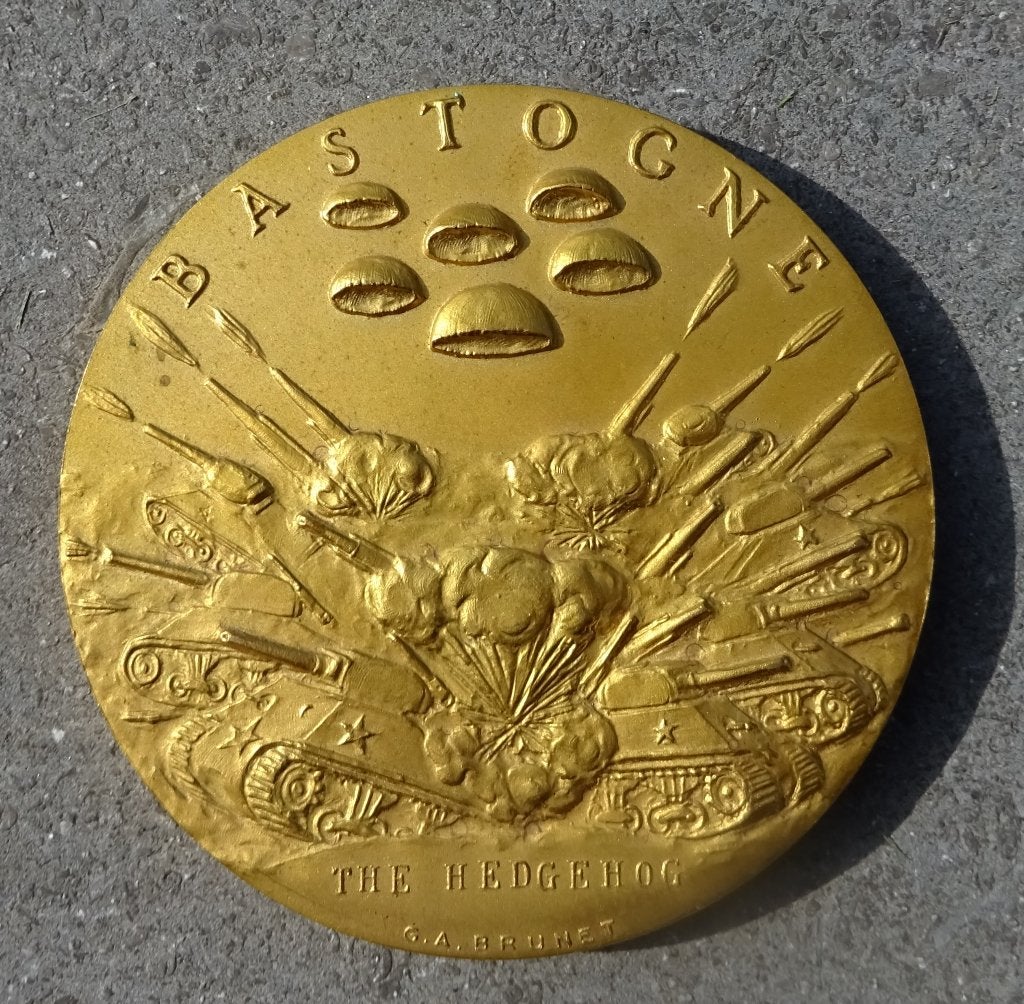BASTOGNE 1944 -  THE BATTLE OF THE BULGE - MEDAILLE, Verzamelen, Verzenden, Landmacht, Lintje, Medaille of Wings