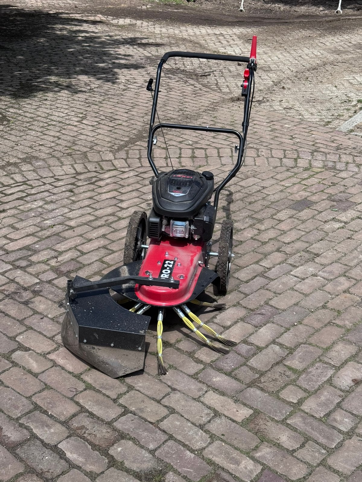 Onkruidborstelmachine huren Breda – oprit, terras, erf, Enlèvement