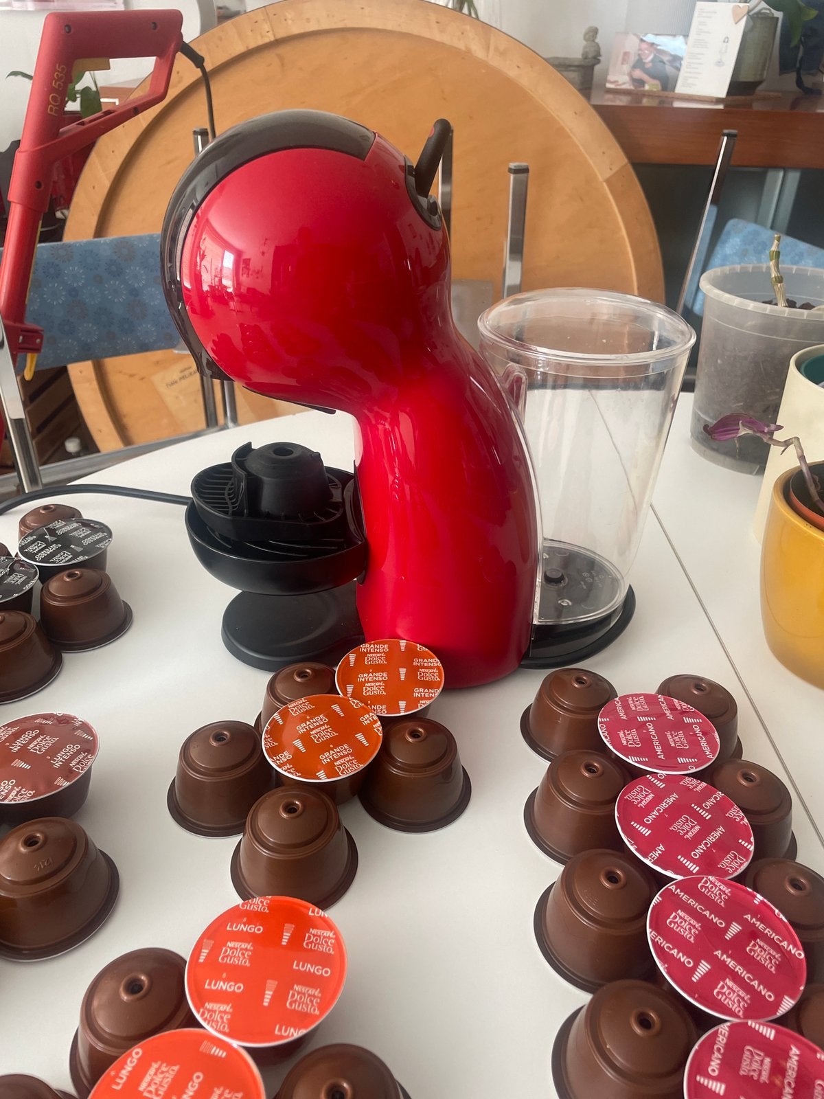 Machine à café Dolce Gusto et 135 cups, Electroménager, Réservoir d'eau amovible, Dosettes et capsules de café, 1 tasse, Comme neuf