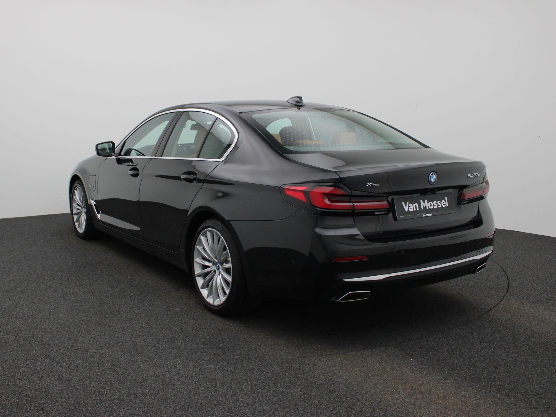 BMW 5 Reeks Berline 530e 215kW xDrive Schuifdak/Zonnedak | N, Stof, 4 cilinders, 2000 kg, Zwart