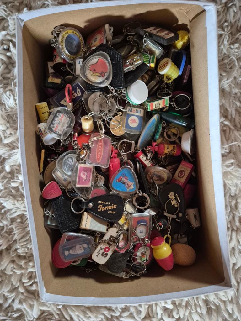 Doos met honderden sleutelhangers reclame vintage items, Verzenden