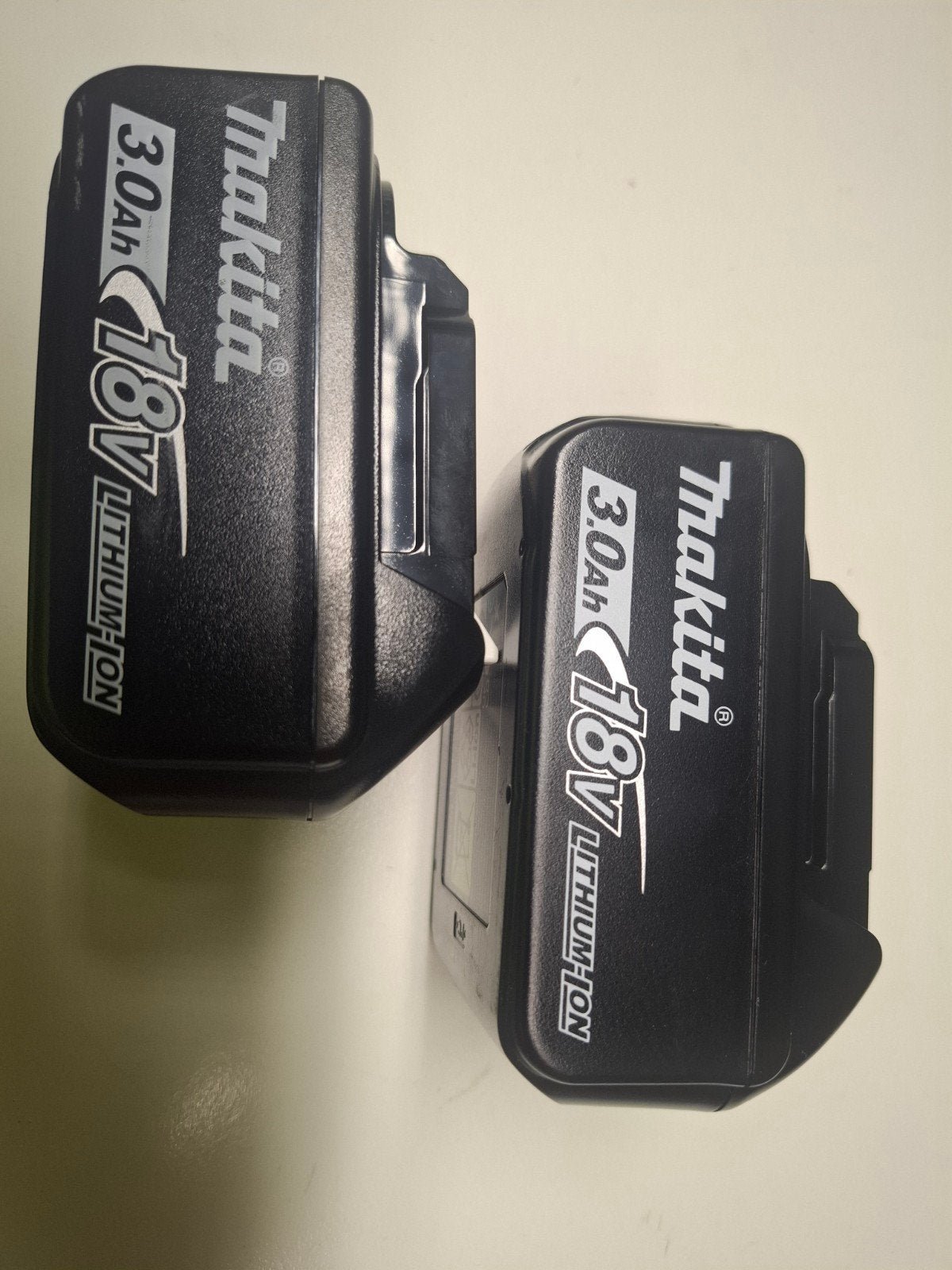 2x Makita BL1830B 18V Li-ion accu - 3.0Ah, Enlèvement ou Envoi, Neuf