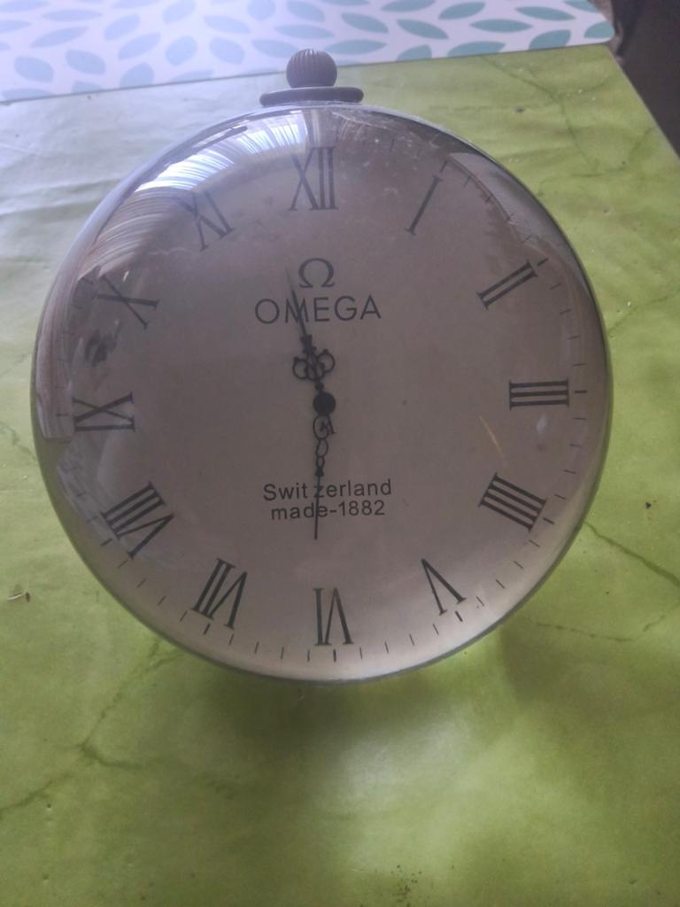 Klok in glas +- 10cm diameter 1.6kg, Huis en Inrichting, Woonaccessoires | Klokken, Ophalen of Verzenden