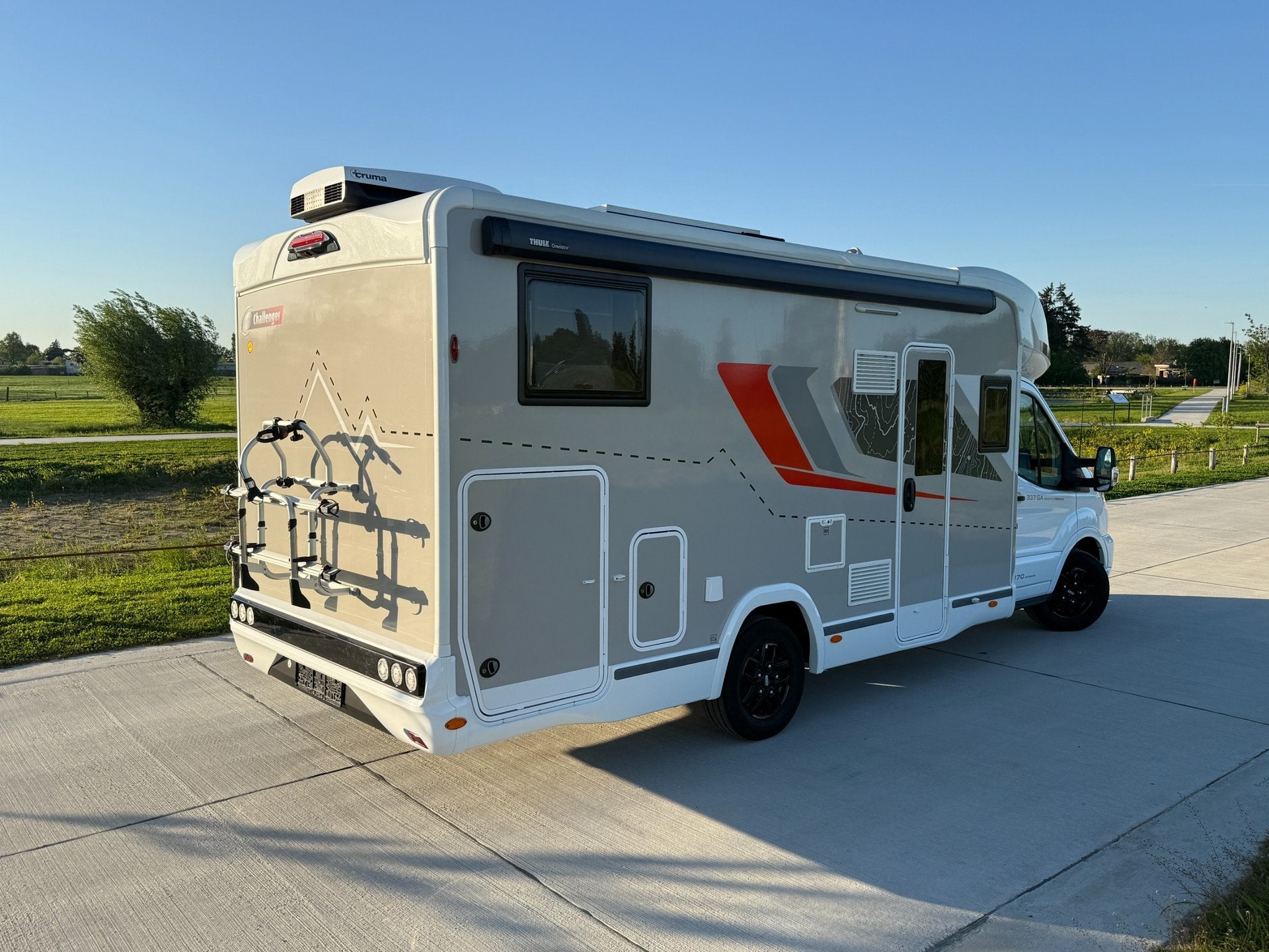 Challenger 337 GA Graphite PREMIUM, FULL OPT, Lengtebedden, Caravans en Kamperen, Automaat, Bedrijf, Diesel, Challenger