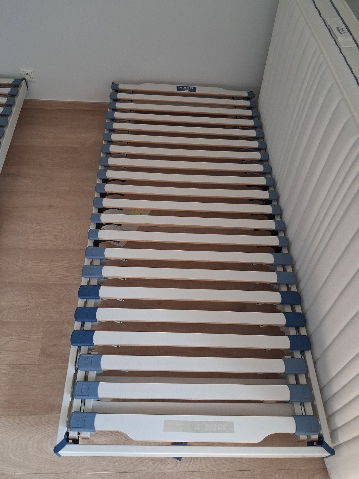 Sommier BEKA + Matelas + surmatelas neuf (acheté en 2025), Ophalen, Bedbodem