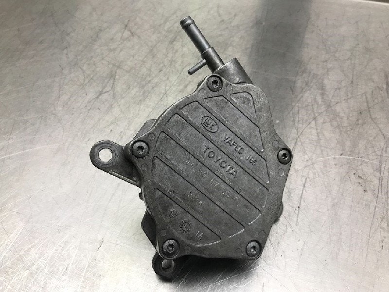 OLIEPOMP Toyota RAV4 (A3) (01-2005/06-2013) (|04050735|), Gebruikt, Toyota