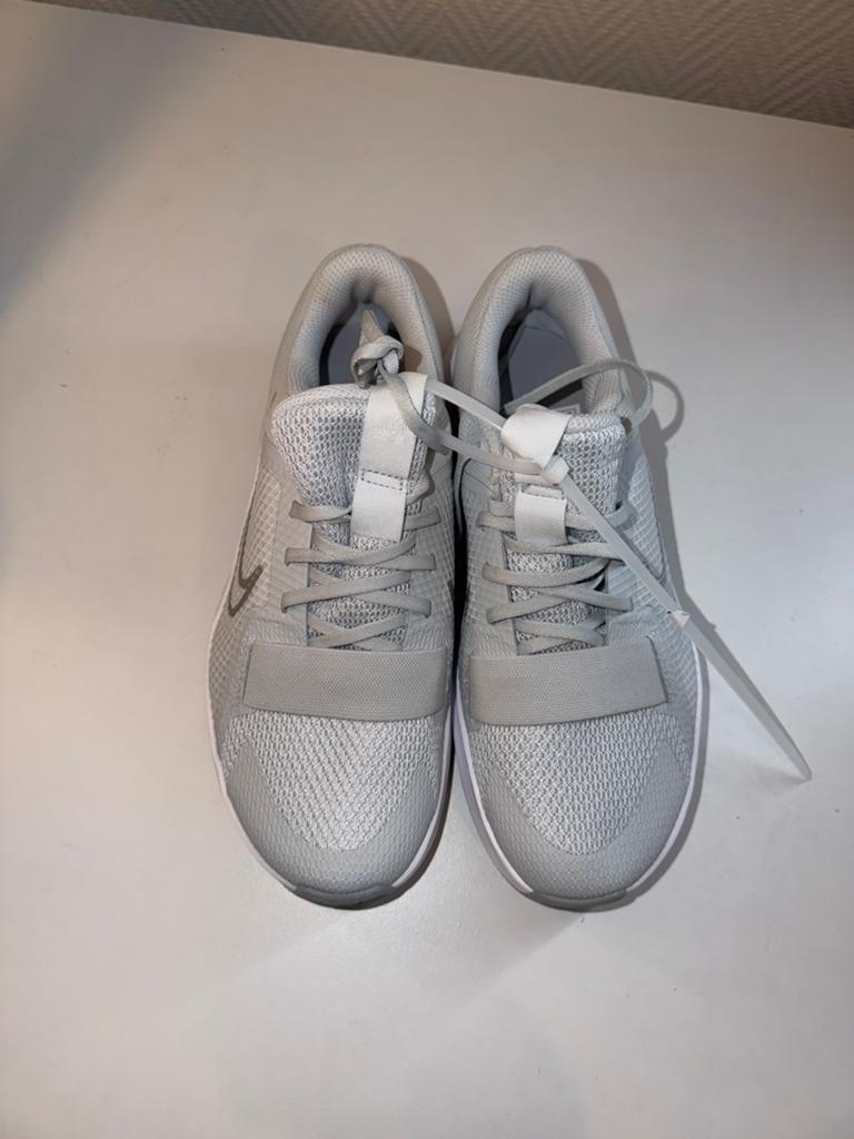 Nike MC Trainer Dames Lichtgrijs Wit Maat 38,5 Nieuw, Ophalen of Verzenden, Nieuw