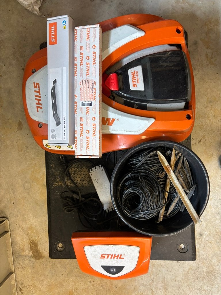Stihl RMI422 robotmaaier, Tuin en Terras, Robotmaaiers, Gebruikt, 20 tot 25 cm, Met regensensor, Ophalen of Verzenden