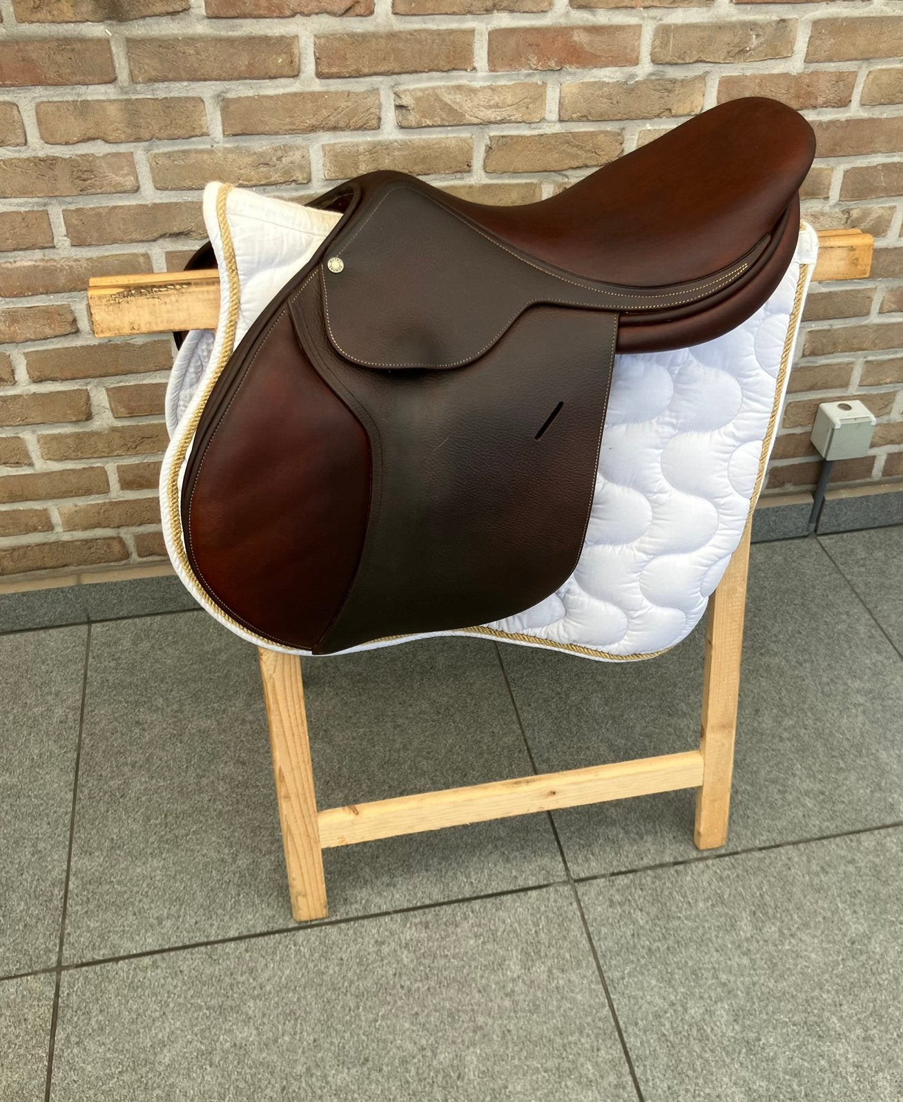 Springzadel Butet 17 inch, Dieren en Toebehoren, Paarden en Pony's | Zadels, Ophalen of Verzenden, Zo goed als nieuw