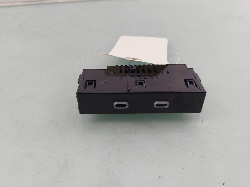 PORT AUX/USB Skoda Kamiq (|657035736|657035736A|), Utilisé, Info@skoda-auto.de, Skoda, Max-Planck-Straße  3-5
64331  Weiterstadt, DE