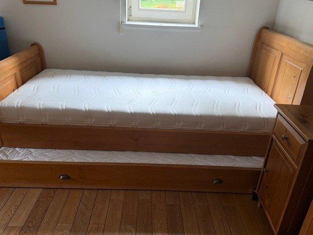 LIT BATEAU EN PIN MASSIF 1 PERSONNE (table de nuit offerte), STYLE ANGLAIS/BATEAU - PIN MASSIF, 90 cm, Une personne, Brun