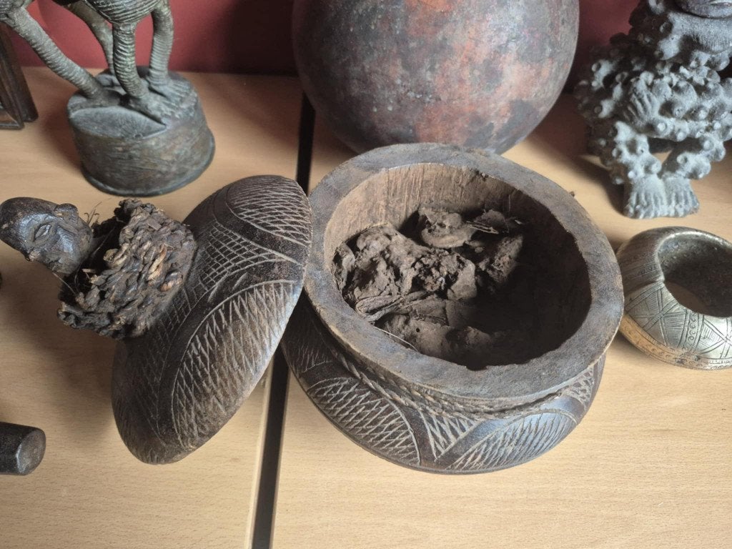 Boîte de féticheur Nganga du Gabon de 21 cm de haut, Antiquités & Art, Art | Art non-occidental, Enlèvement, Boîte