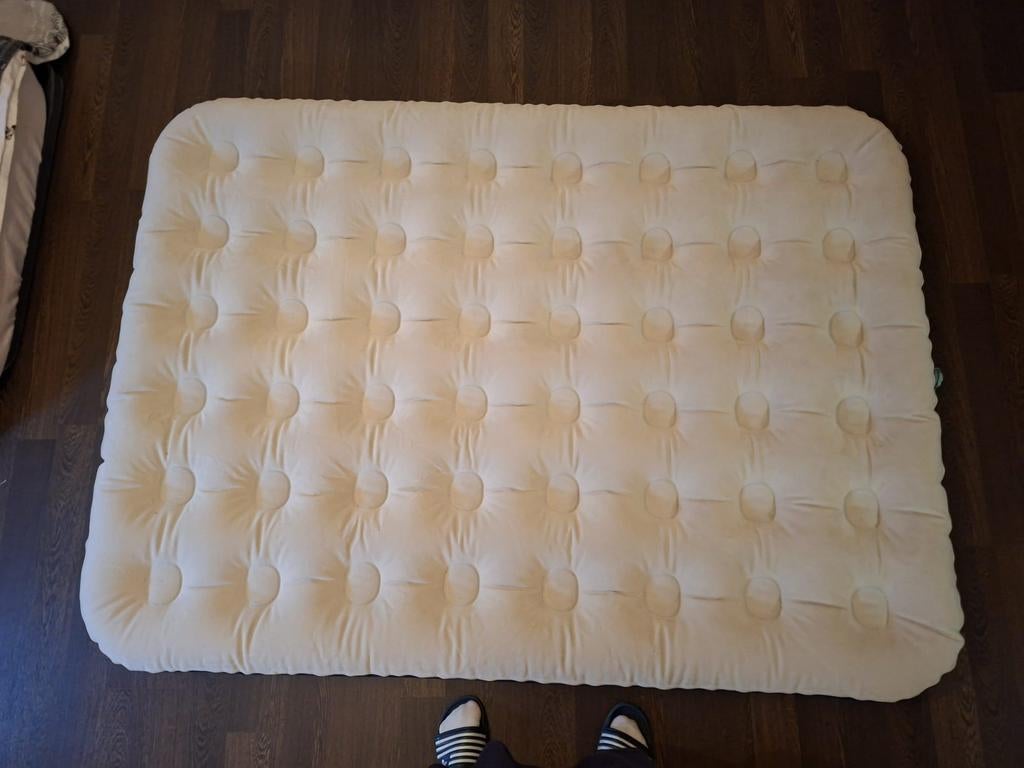 Luchtmatras Quechua air basic 140, Caravanes & Camping, Matelas pneumatiques, Enlèvement, Comme neuf, 2 personnes