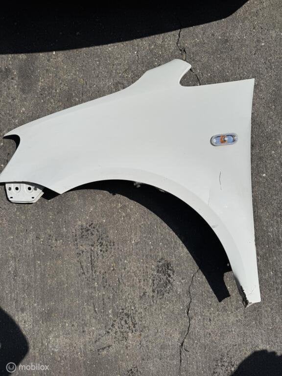 Spatbord links wit Volkswagen Caddy Bestel III GP ('10-'15), Auto-onderdelen, Gebruikt, Volkswagen, Ophalen of Verzenden, Volkswagen