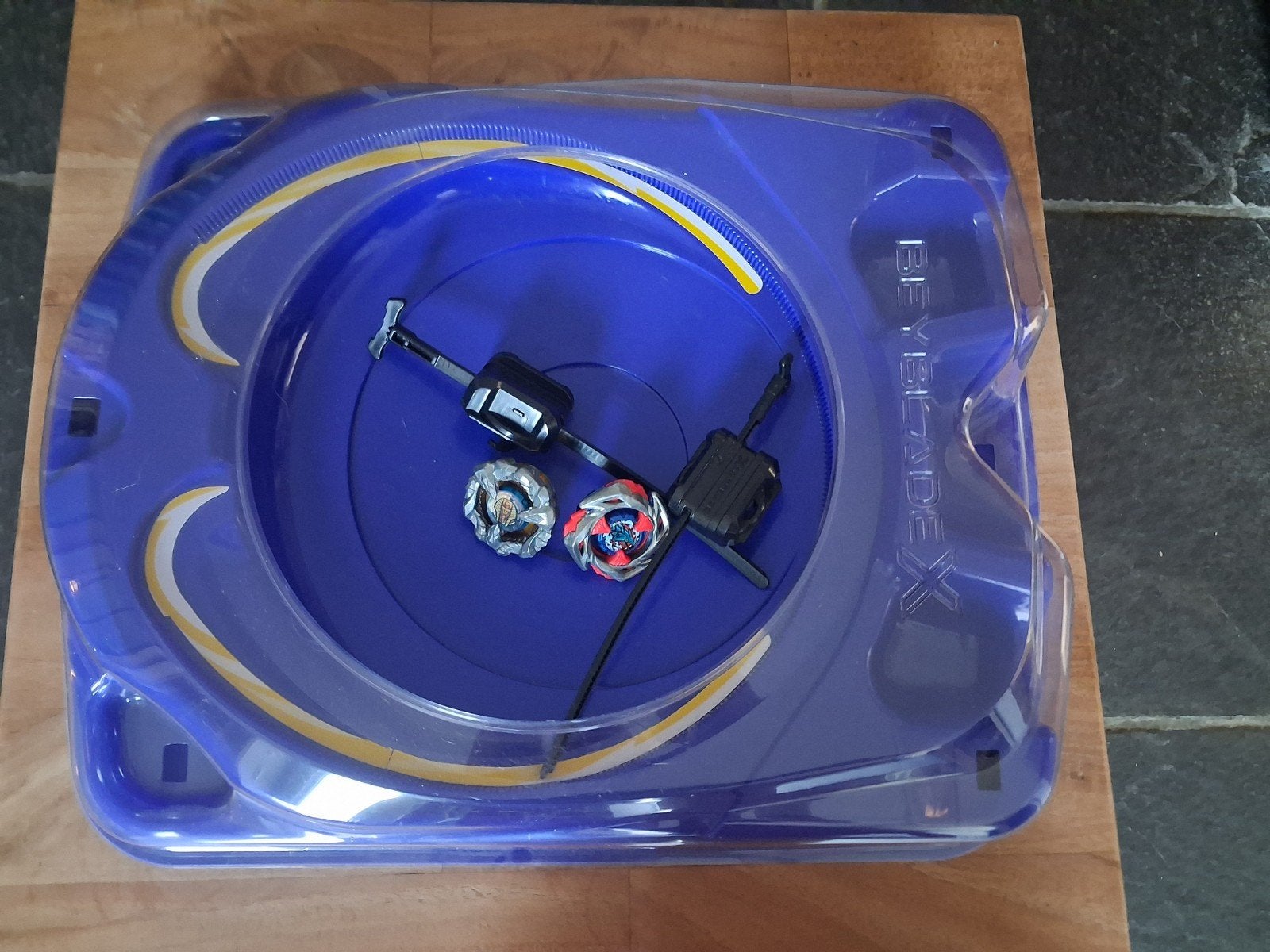 Beyblade  station  + blades, Ophalen, Zo goed als nieuw