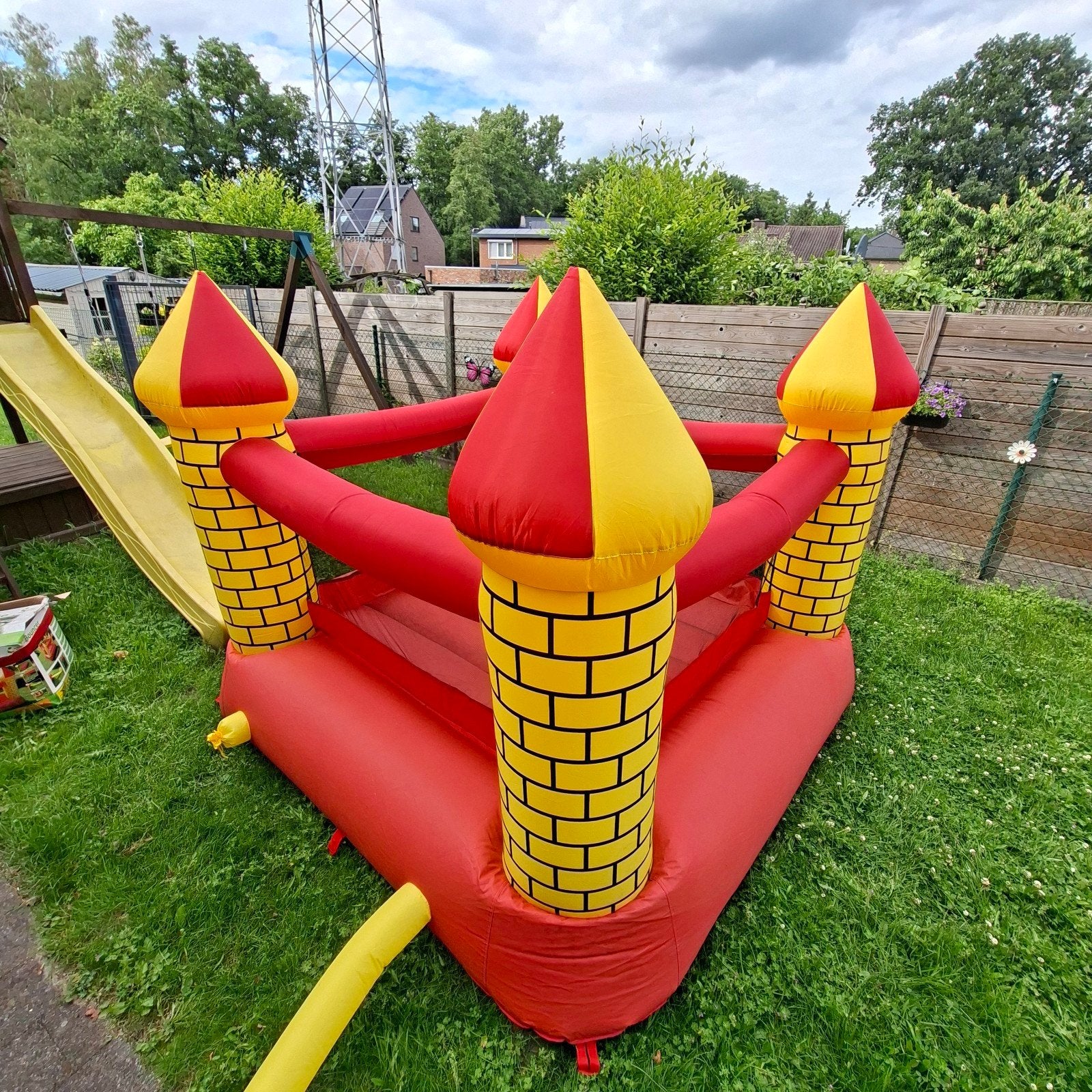 Happy Bouncer springkasteel 265 x 265 x 215 met blower, Hobby en Vrije tijd, Feestartikelen, Ophalen