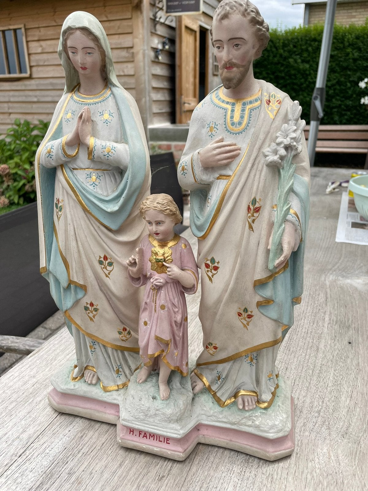 Heilige Familie in Gips, Ophalen