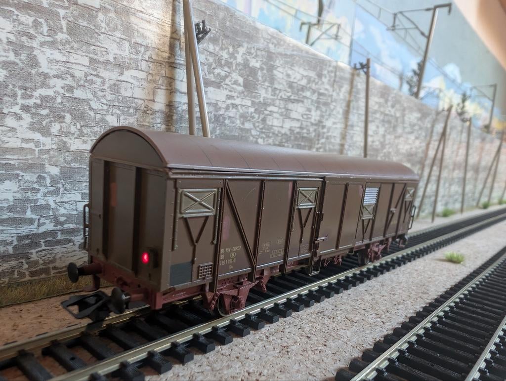 NMBS SNCB | Märklin DC | Gbs | Gesloten wagon met Rode Led, Analogique, Enlèvement ou Envoi, Wagon, Märklin
