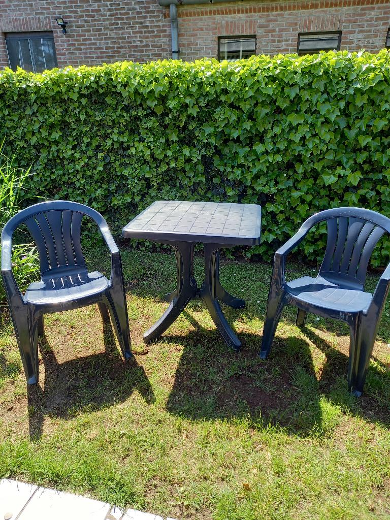 Vierkante tuintafel en 2 stoelen, Ophalen, Zo goed als nieuw, Vierkant, Kunststof