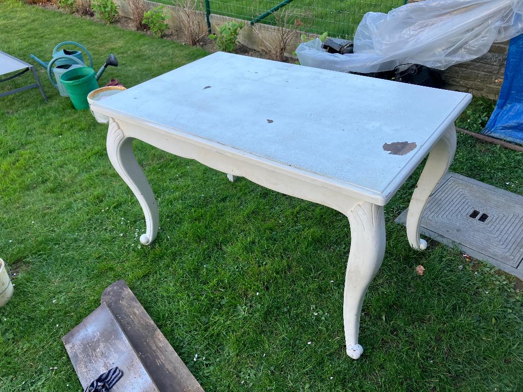 Ancienne table classique., Enlèvement