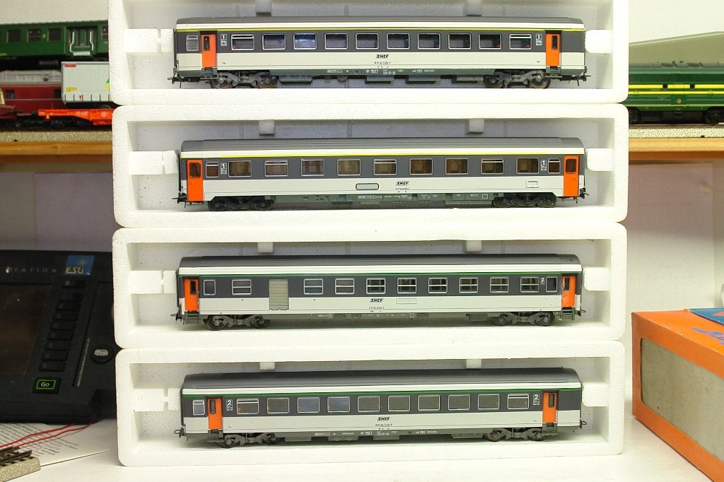 ROCO SNCF LOT DE 4 VOITURES CORAIL HO 26 CM, Enlèvement ou Envoi, Wagon, Comme neuf, Roco