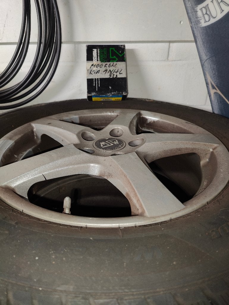 Winterbanden met velgen en bouten Kia Sportage, Autos : Pièces & Accessoires, Pneus hiver, Véhicule de tourisme, Enlèvement, Utilisé