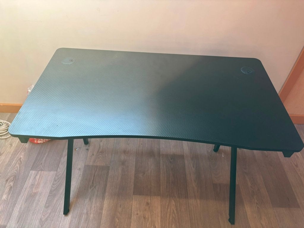 Bureau gaming noir - plateau carbone - passe-câbles, Maison & Meubles, Bureaux, Enlèvement ou Envoi, Autres matériaux, Comme neuf
