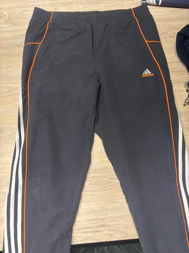 adidas trainingsbroek zwart met oranje strepen – maat L, Kleding | Dames, Sportkleding, Ophalen, Zo goed als nieuw, Maat 42/44 (L)