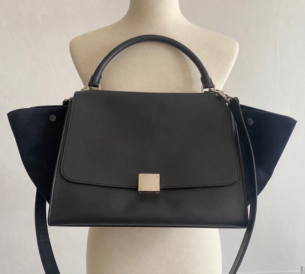 CÉLINE ICONISCHE TRAPEZE HANDTAS LEER-SUÈDE (NEW €2.600)💖💖, Handtassen en Accessoires, Verzenden, Zo goed als nieuw, Zwart, Handtas