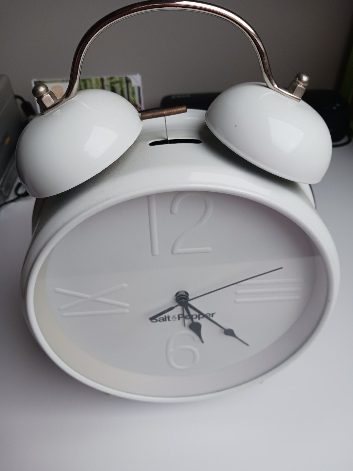 Grote witte wekker merk S&P te koop., Elektronische apparatuur, Ophalen, Zo goed als nieuw, Analoog