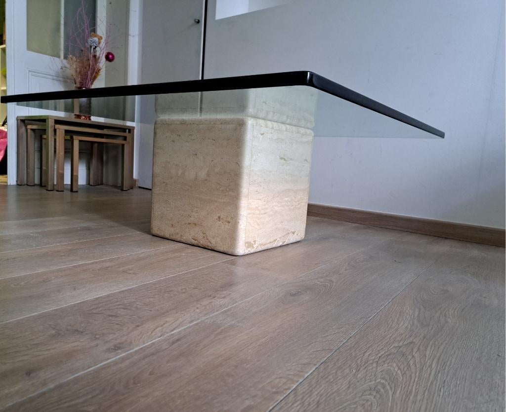 Mooie salontafel travertin voet met 19mm glazen blad, Ophalen