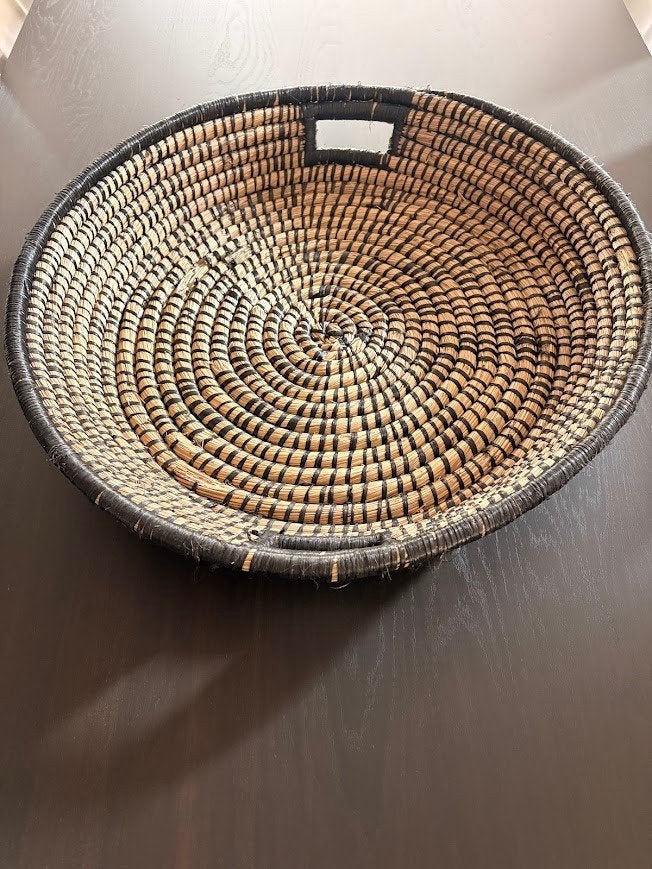 Handgeweven "Bohemian" mand van riet en palmvezel, Huis en Inrichting, Woonaccessoires | Dienbladen, Ophalen, Zo goed als nieuw