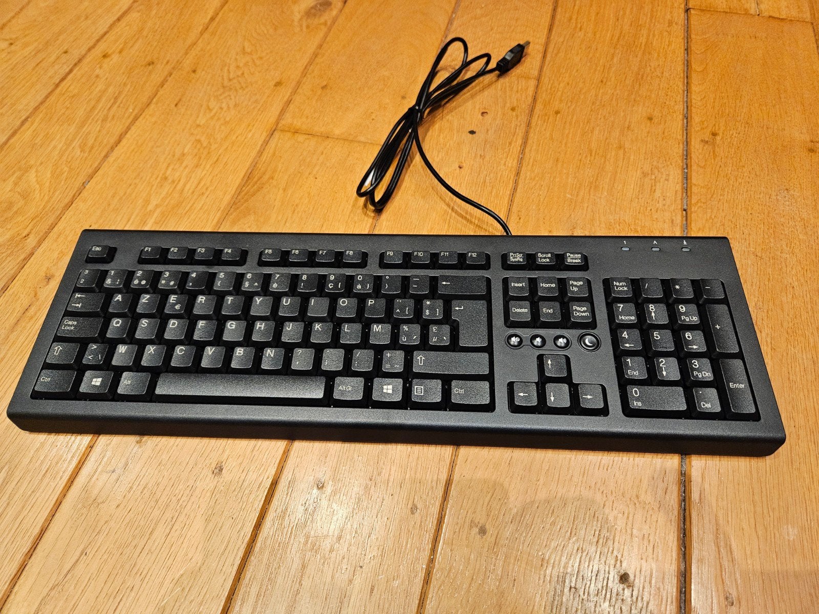 Nieuw ingepakt computer toetsenbord met kabel, Ophalen of Verzenden