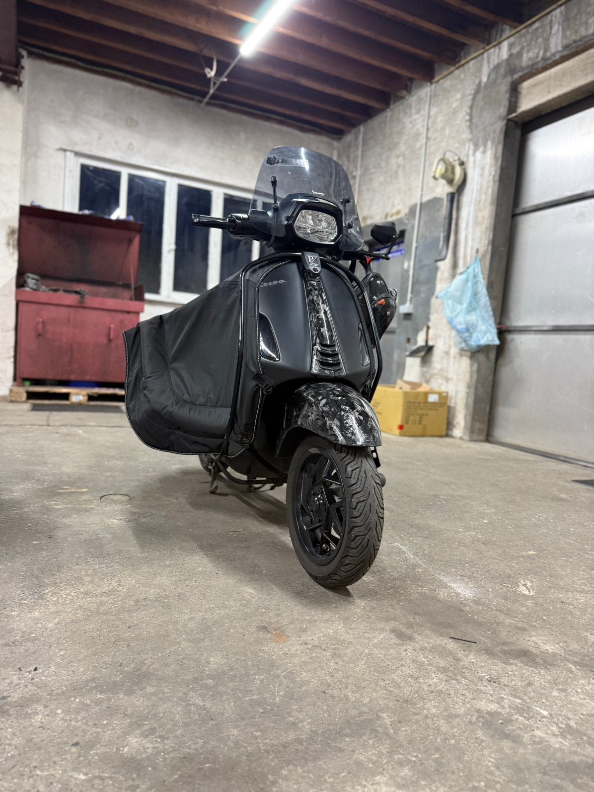 Vespa 2025 50cc, Fietsen en Brommers, Ophalen, Zo goed als nieuw