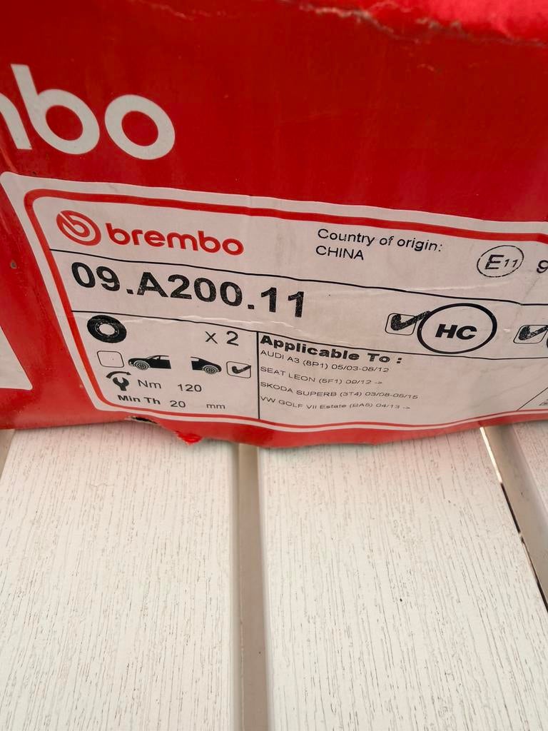 Disque arriere + plaquettes avant et arrière brembo neuf, Autos : Pièces & Accessoires, Enlèvement, Audi