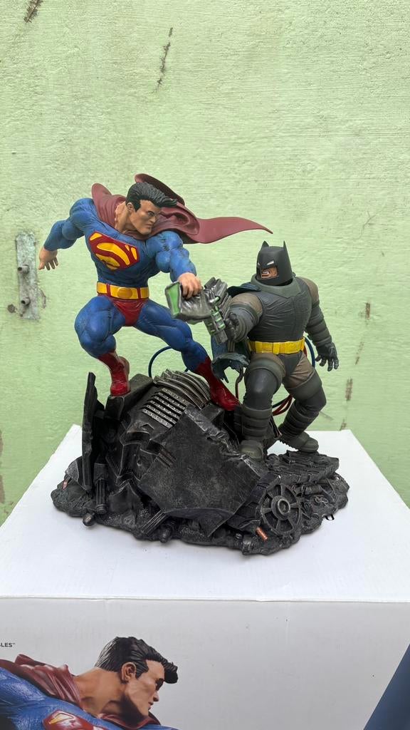 grote Superman vs Batman statue, Verzamelen, Ophalen, Overige figuren, Zo goed als nieuw, Beeldje of Figuurtje