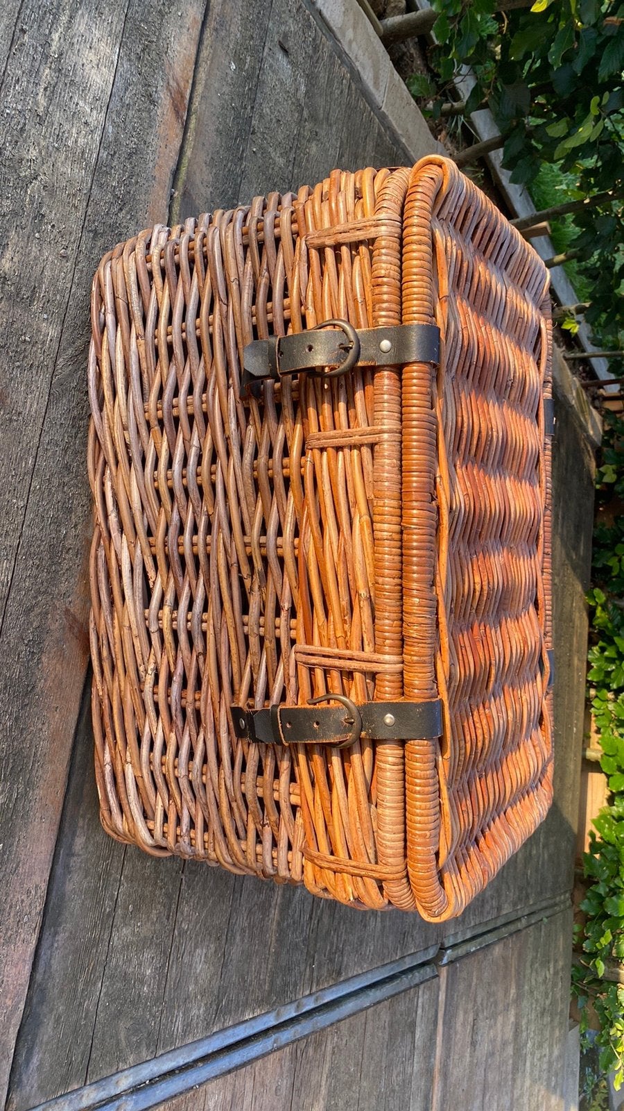 Grote rotan kist met 2 lederen sluitingen en 2 handvaten, Ophalen, Zo goed als nieuw, Mand
