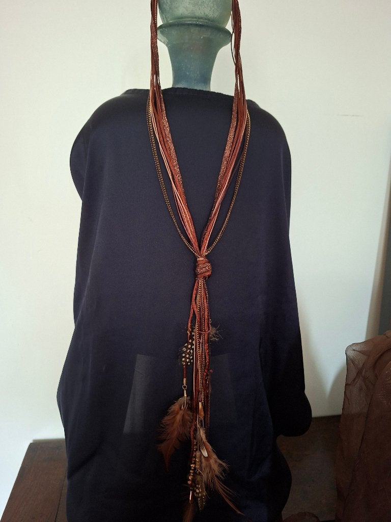 Lange halsketting met pluimen, Bijoux, Sacs & Beauté, Colliers, Enlèvement ou Envoi, Comme neuf, Brun, Autres matériaux