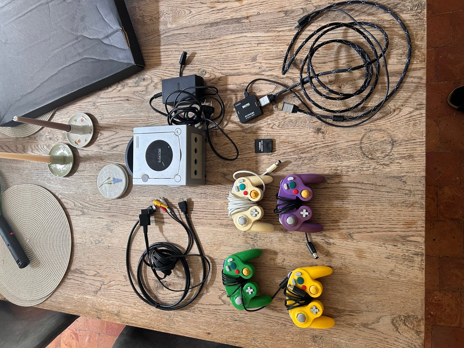 Complete gamecube set met 4 controllers en adaptor voor tv, Games en Spelcomputers, Spelcomputers | Nintendo GameCube, Zo goed als nieuw