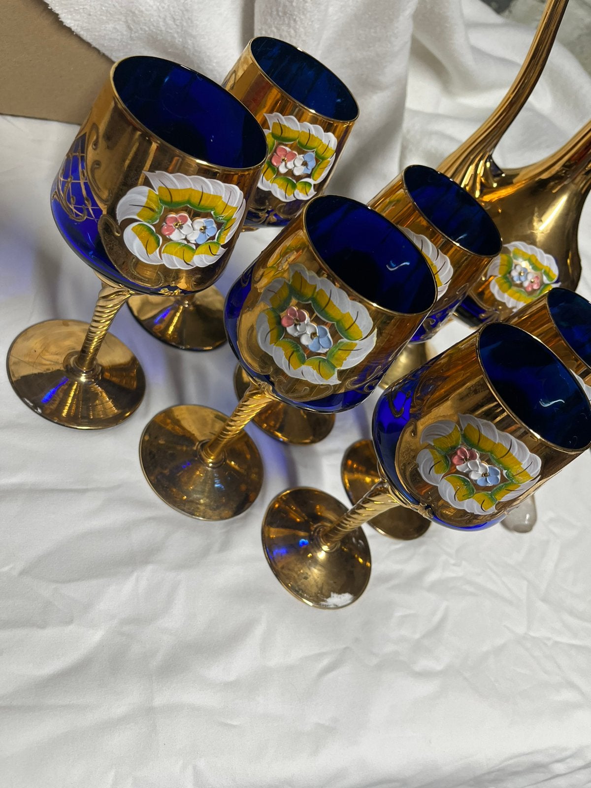 service en verre bleu cobalt [carafe et six verres à pied], Enlèvement