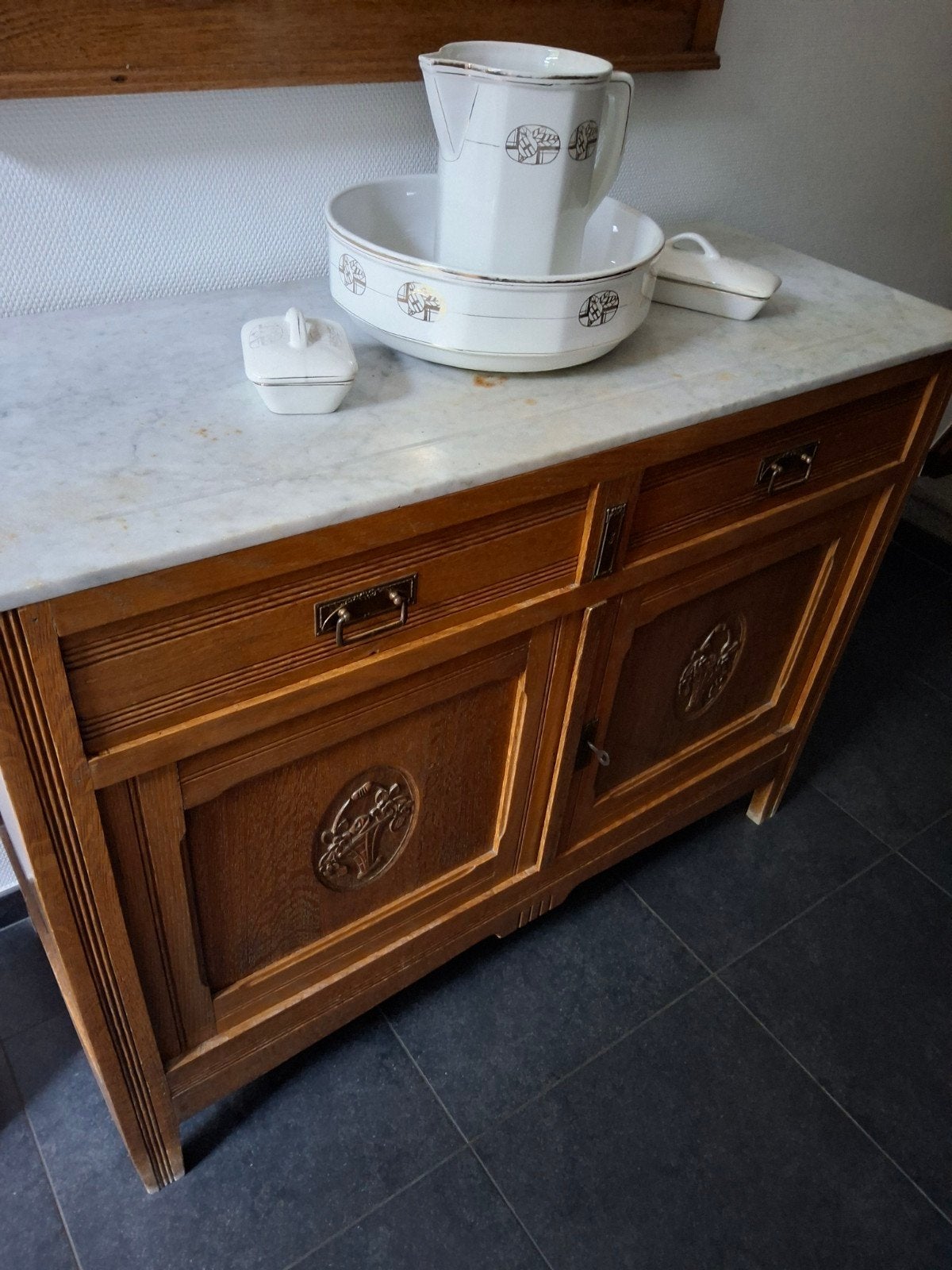 eikenhouten kast met marmeren blad, Ophalen