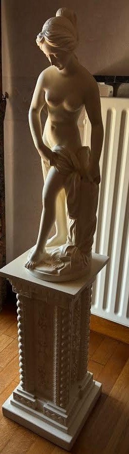 Beeld badende vrouw op sokkel, Enlèvement, Sur socle, Statue, Femme